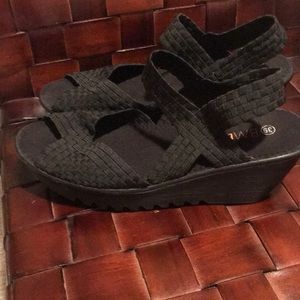 Bernie mev. Super cute and comfortable. Size 39